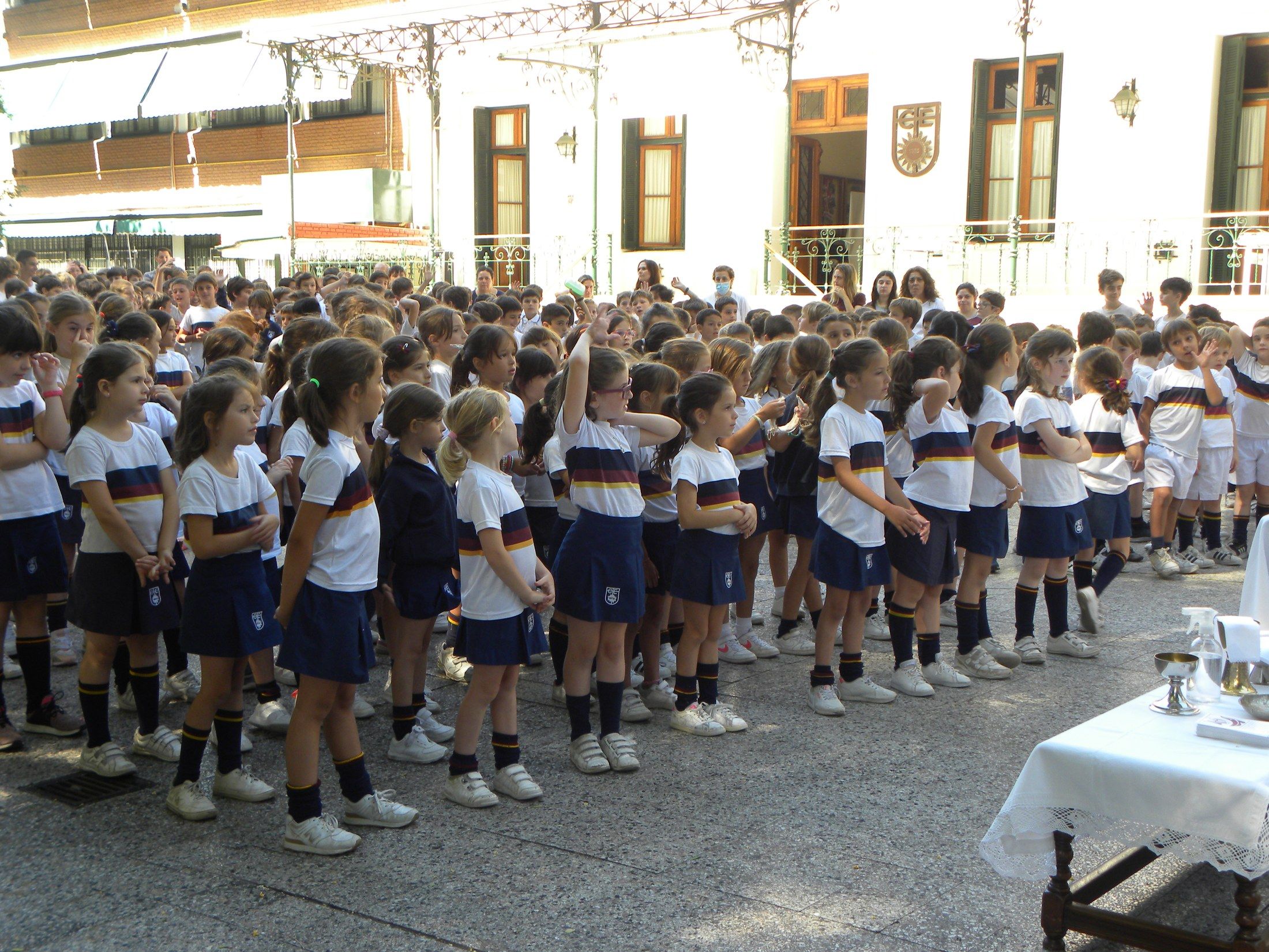 Toda la comunidad del colegio reunida en el patio
