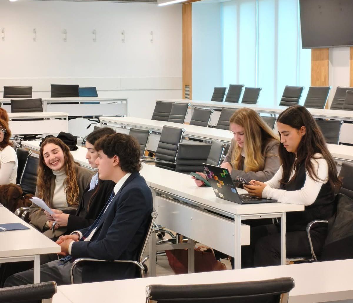 Alumnos del secundario trabajando con sus notebooks en el aula
