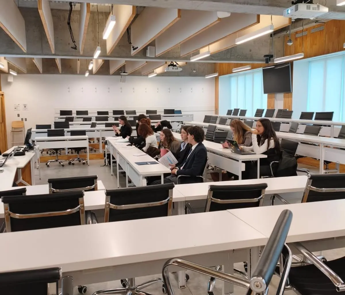 Alumnas del secundario trabajando en un aula moderna de madera clara