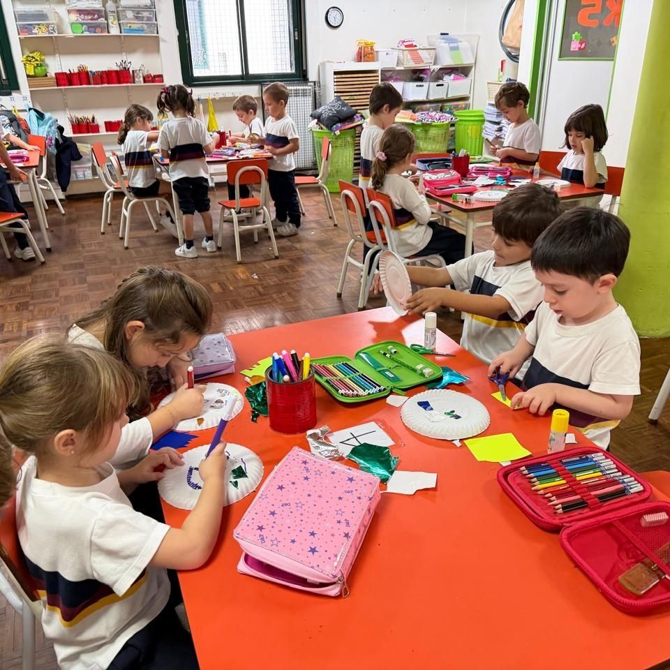 El aula taller en plena actividad, con los alumnos trabajando en las mesas