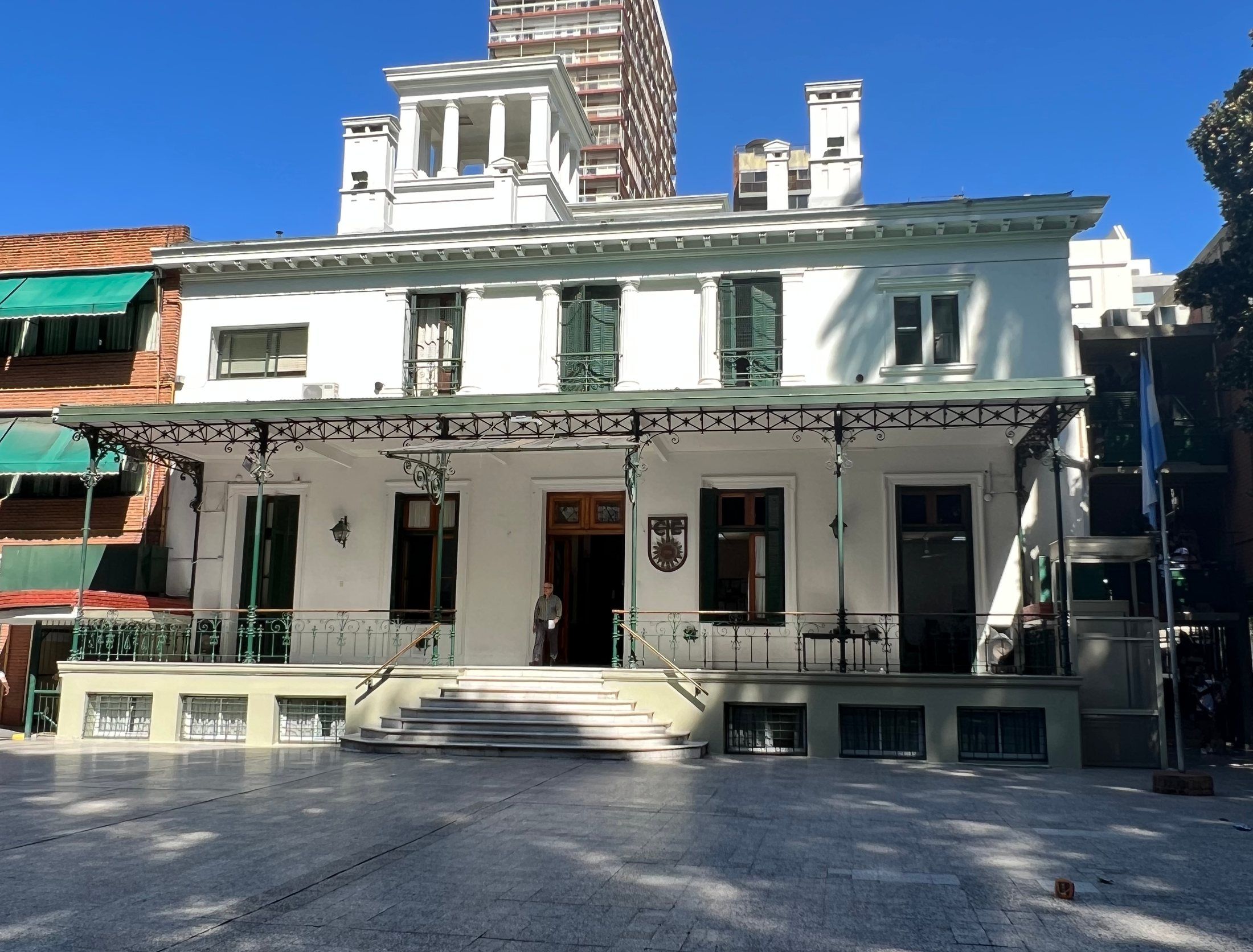 La casona del colegio vista de frente desde el patio