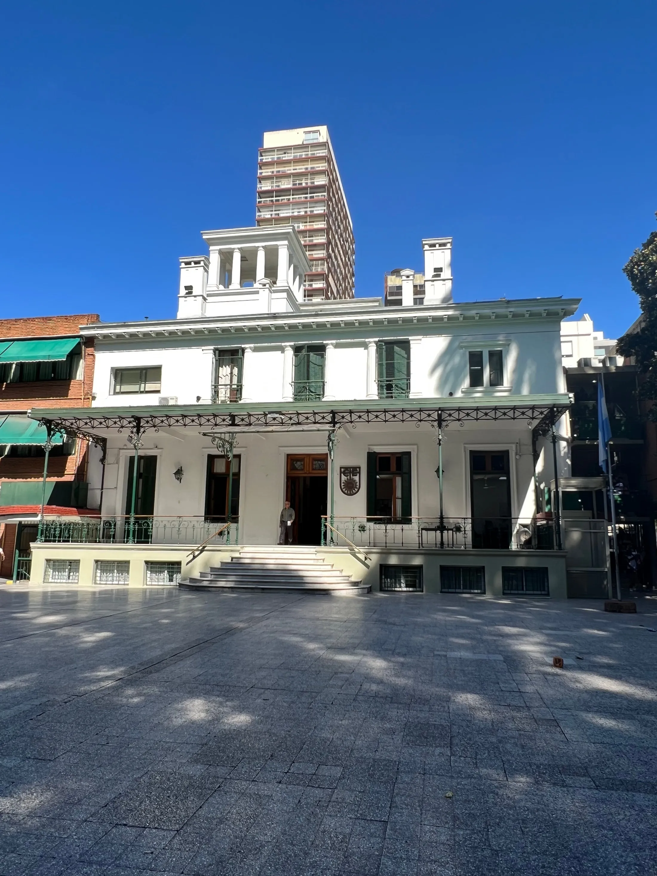 Fachada de la casona histórica del colegio con su galería de hierro verde