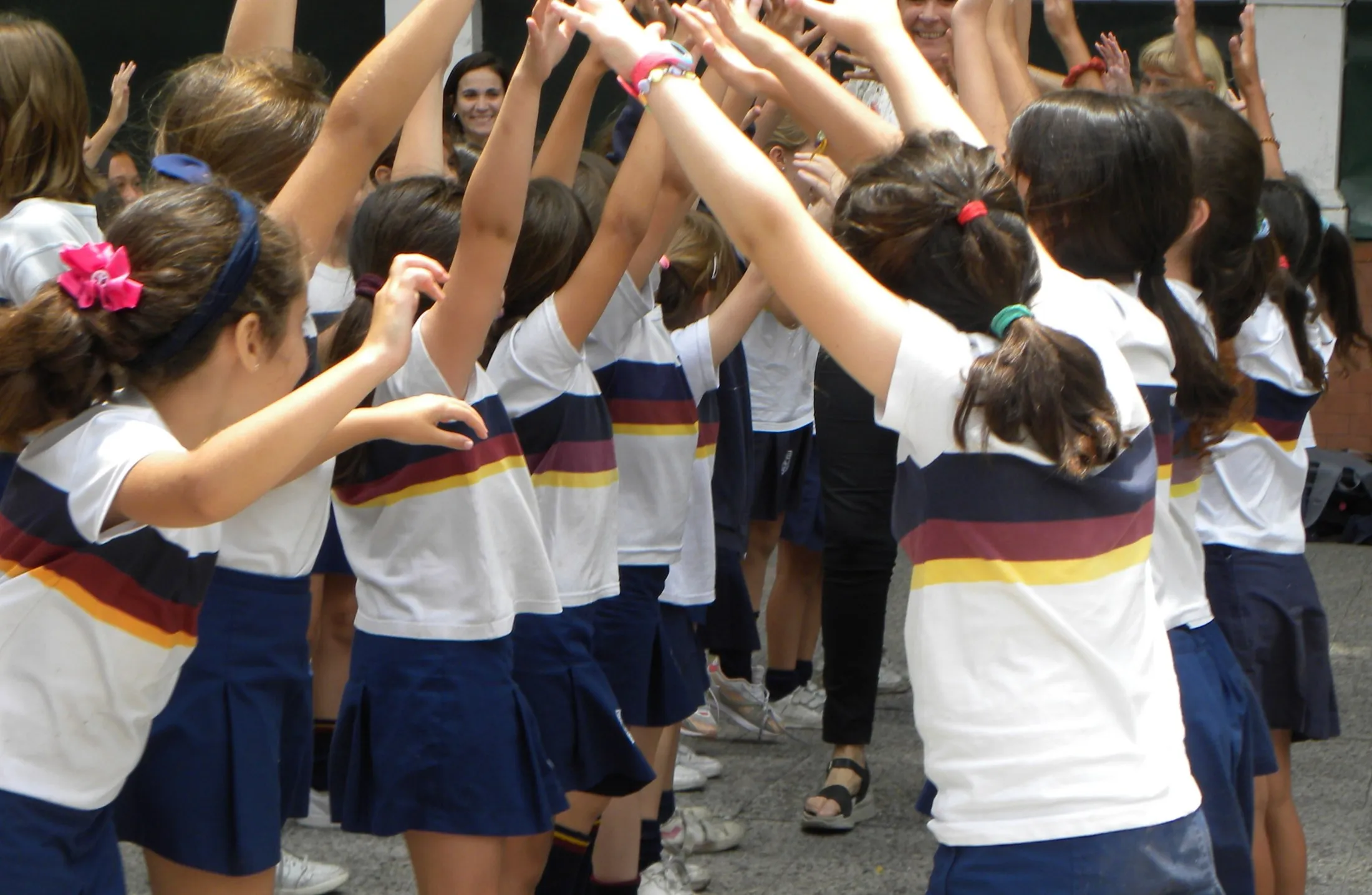 Alumnas de primaria festejando en el patio