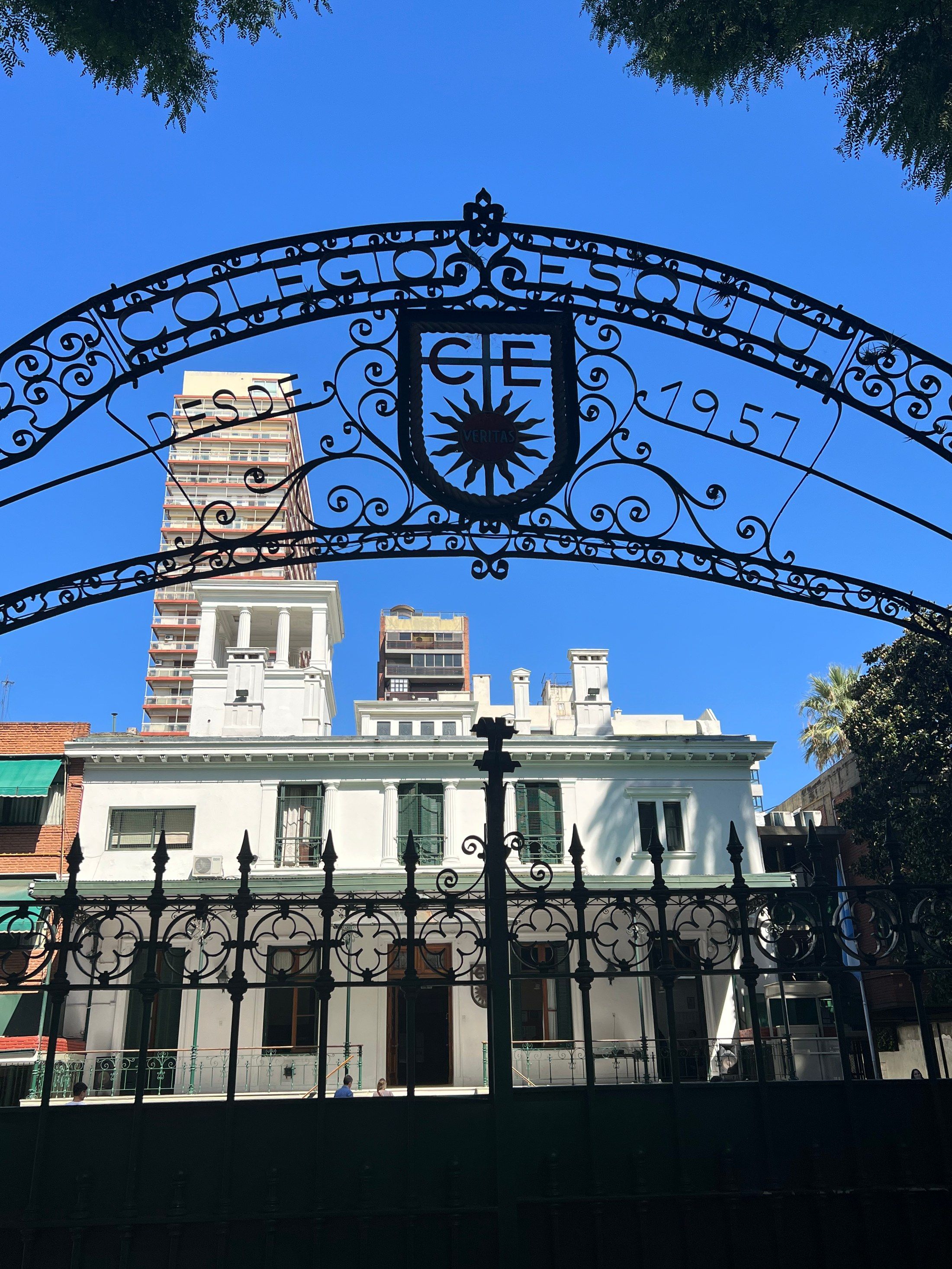 Portón de hierro forjado de la entrada del Colegio Esquiú