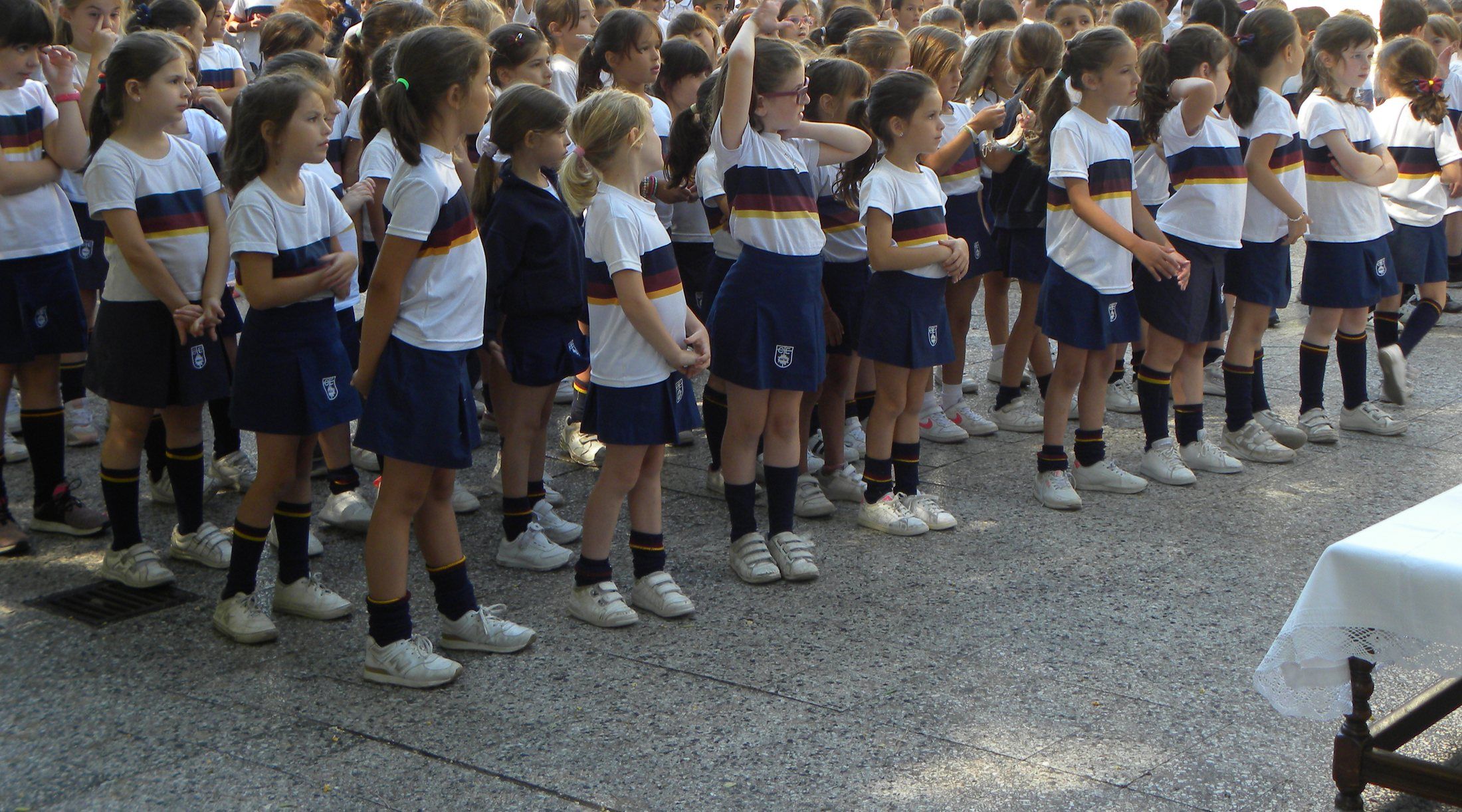 Alumnas de primaria formadas en el patio durante una celebración