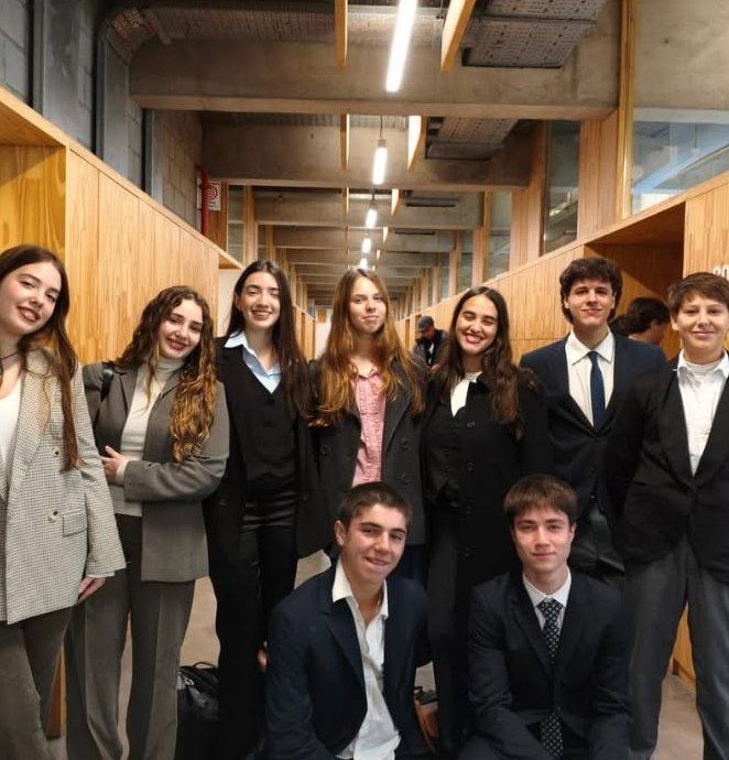 Alumnos del secundario vestidos de traje en el Modelo de Naciones Unidas