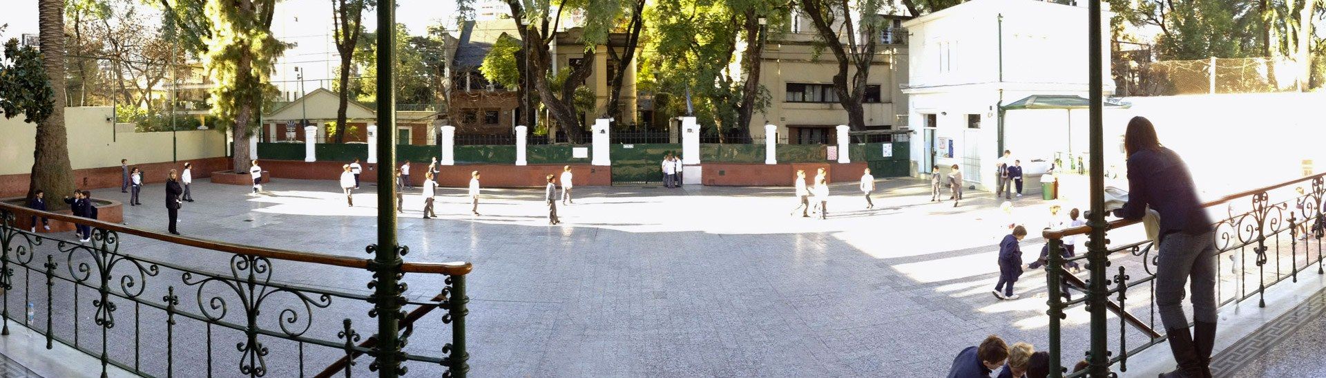 El patio del colegio visto desde el balcón, con alumnos jugando
