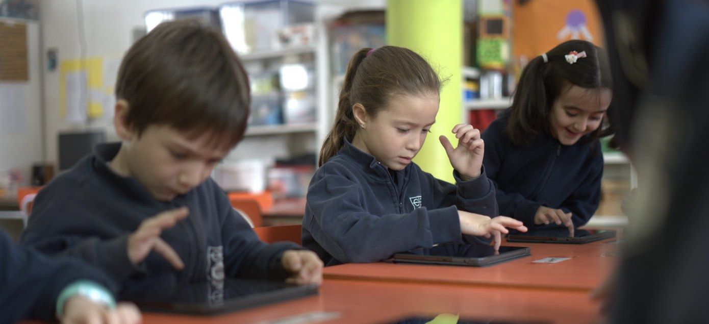 Alumnas de primaria trabajando con tablets en el aula